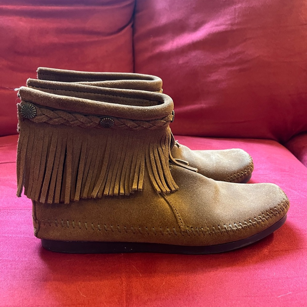 Minnetonka Women's Tan Fringe Moccasins